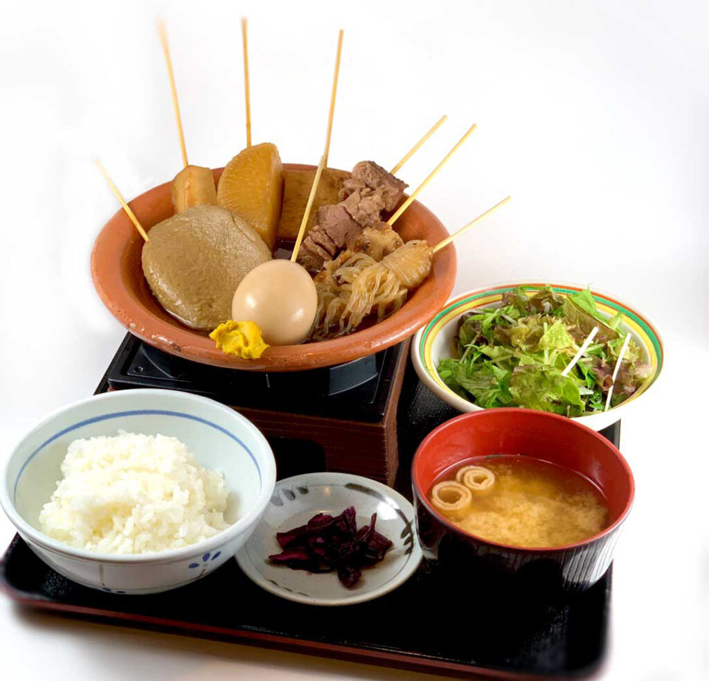 おでん定食A　ご飯・味噌汁・漬物・ミニサラダ付　873円（税込960円）